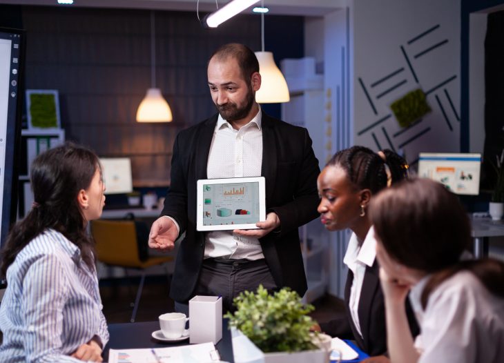 empresário apresentando estatísticas da empresa usando o tablet